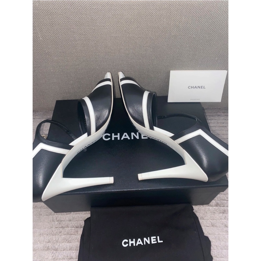 CHANEL Elegant Black and White Heels Sz 37.5 - Picture 6 of 10